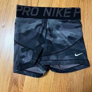 CAMO NIKE PROS SIZE XS